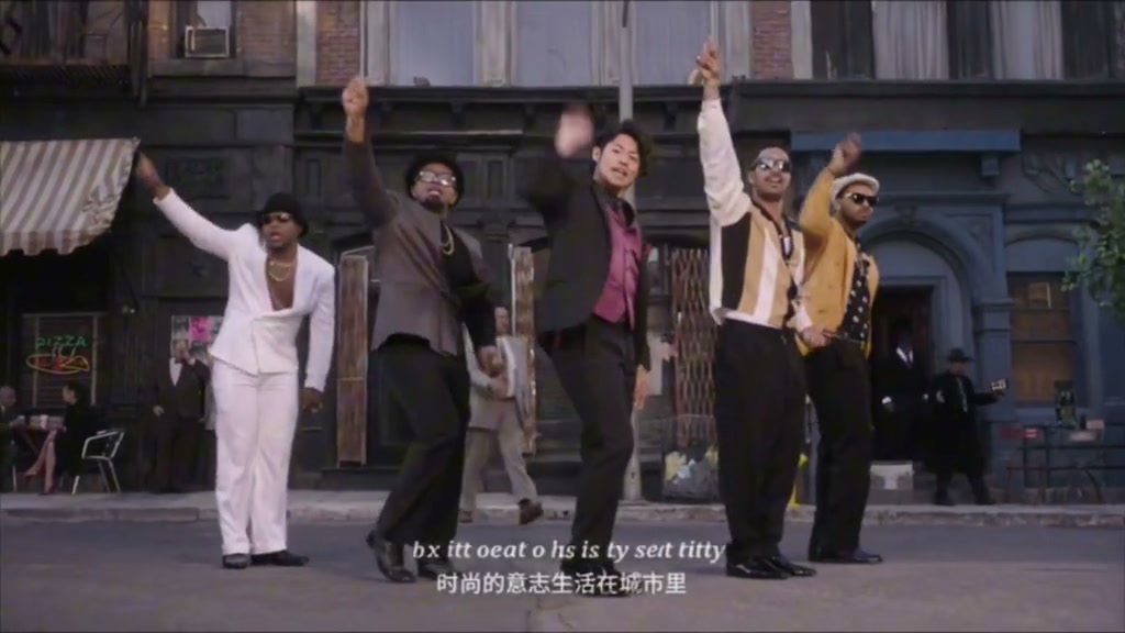 参考片中主角和配角在街道上跳舞的横向全景
