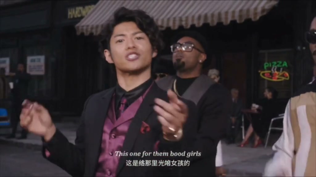 参考片中居中的主角朝镜头做手势，配角站在后方